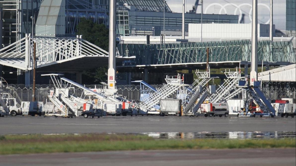 Wirtschaft - Letzte Generation blockiert Münchener Flughafen Wirtschaft - Letzte Generation blockiert Münchener Flughafen