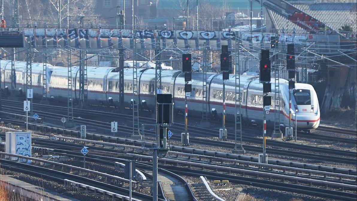 Wirtschaft - Verkehrsminister bleibt bei Kritik am Aus der Familienreservierung Wirtschaft - Verkehrsminister bleibt bei Kritik am Aus der Familienreservierung