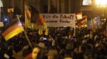 Gegendemonstranten bewerfen Pegida-Teilnehmer mit Steinen