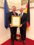 Wirtschaftsberater Frank Schmeichel zum Senator h. c. berufen