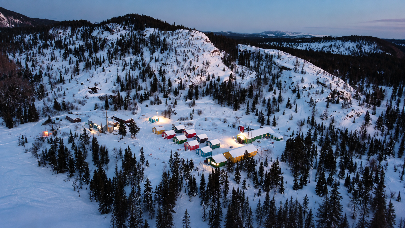 Verschneites Bergcamp im Dämmerlicht