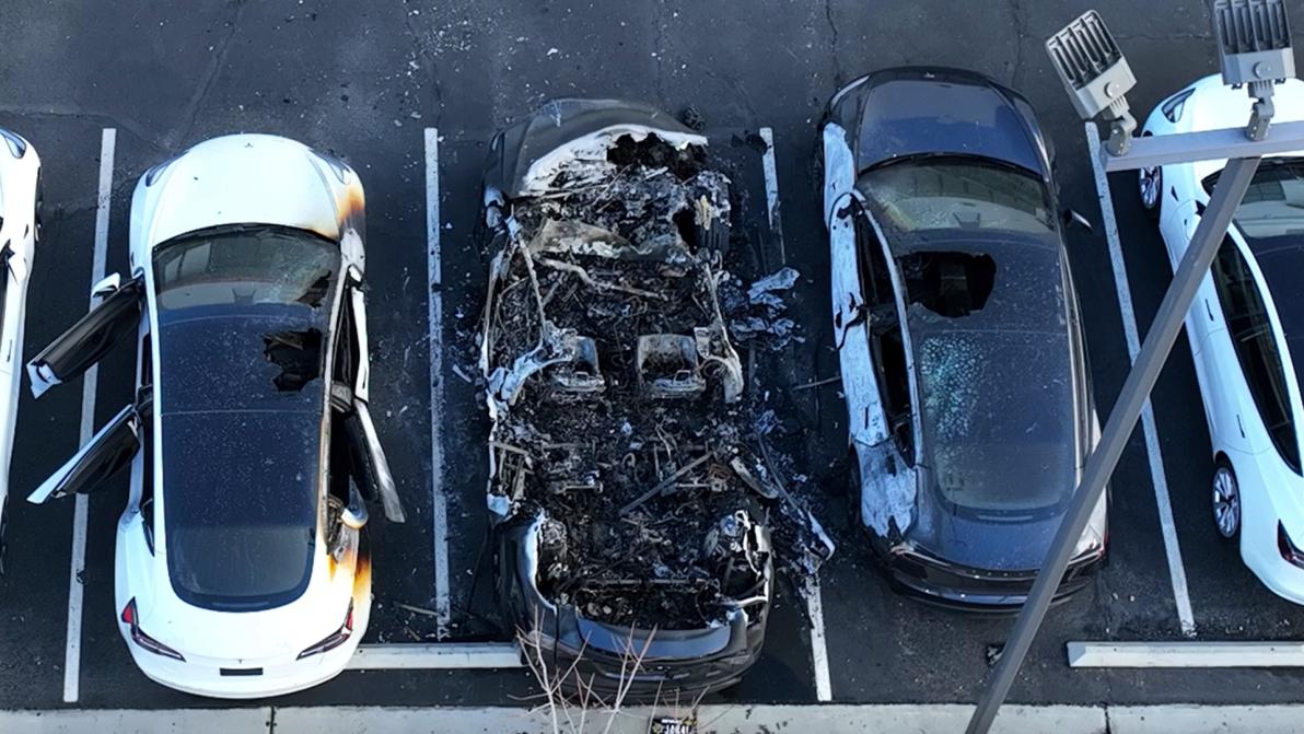 "Inländischer Terrorismus" - Tesla-Attacken: FBI gründet Anti-Terror-Taskforce gegen "Tesla-Extremisten" "Inländischer Terrorismus" - Tesla-Attacken: FBI gründet Anti-Terror-Taskforce gegen "Tesla-Extremisten"