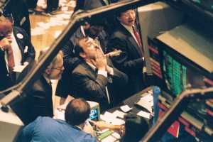 Broker in der New Yorker Börse während der Panikverkäufe am ''Schwarzen Montag'', dem 19.10 1987.