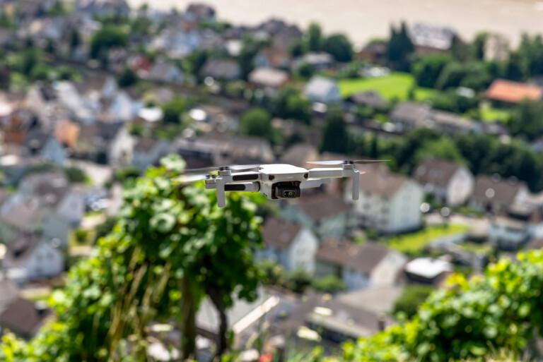 Luftraumüberwachung im Zeitalter der Drohnen: Wie die Frequentis AG sichere Entscheidungsgrundlagen schafft Luftraumüberwachung im Zeitalter der Drohnen: Wie die Frequentis AG sichere Entscheidungsgrundlagen schafft