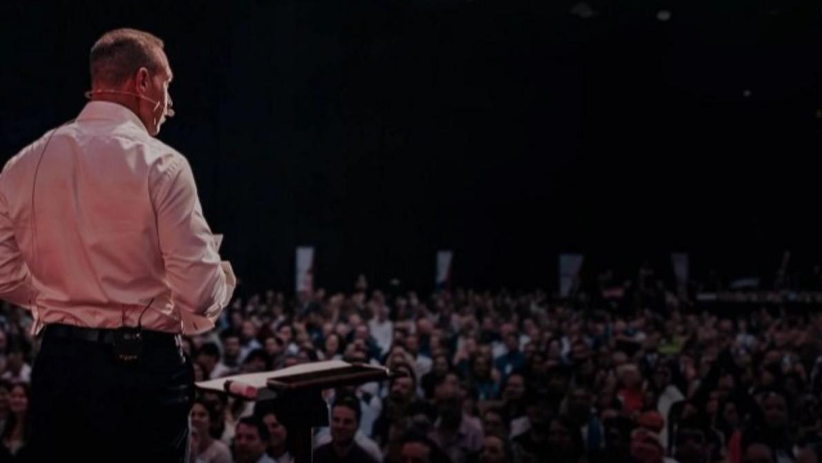 Charismatisch, laut, umstritten: hunderttausende Fans folgen Marc Galal auf der Suche nach neuen Erfahrungen