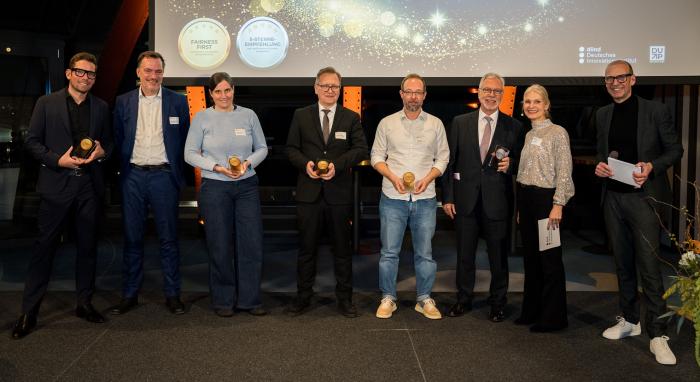 Herr Dr. Rudolf Döring bei der Preisübergabe im Auftrag für die SWM AG