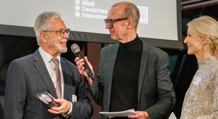 Herr Dr. Rudolf Döring bei der Preisübergabe im Auftrag für die SWM AG