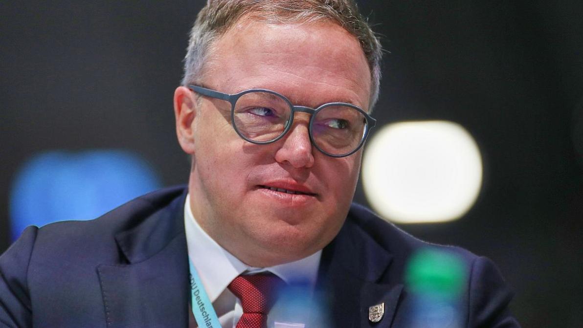 Wirtschaft - Voigt schlägt wegen Iran-Krieg Aussetzen der CO2-Preise vor