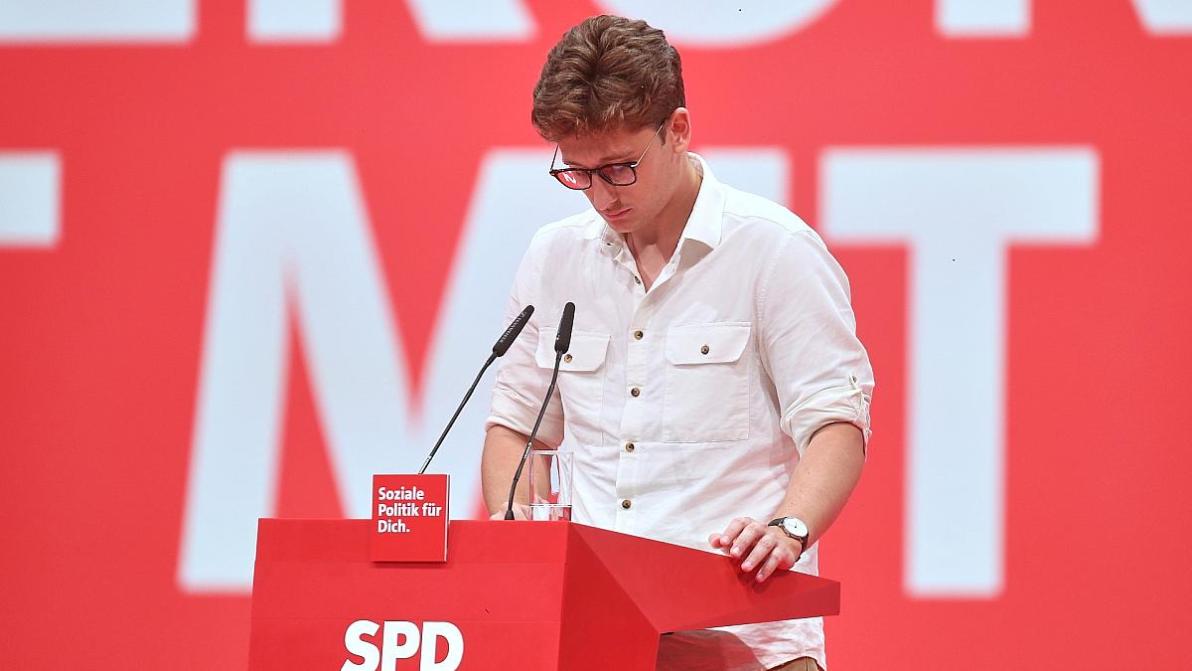 Wirtschaft - Juso-Chef hält Social-Media-Verbot für nicht durchsetzbar