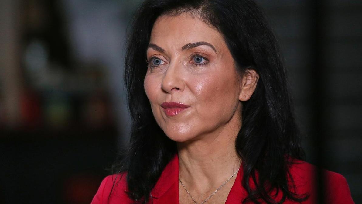 Wirtschaft - Reiche verteidigt möglichen Covestro-Deal