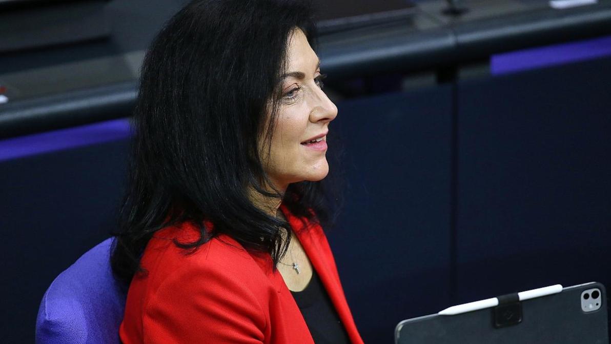 Wirtschaft - Meyer Werft erhält Großauftrag - Reiche spricht von Durchbruch