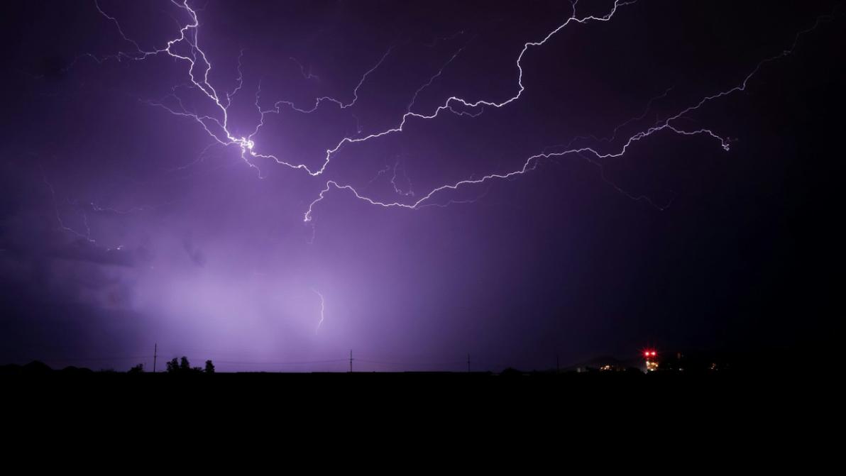 Buffett wartet auf den Crash - Die Zeichen stehen auf Sturm: Anlegern könnten zehn harte Jahre bevorstehen!