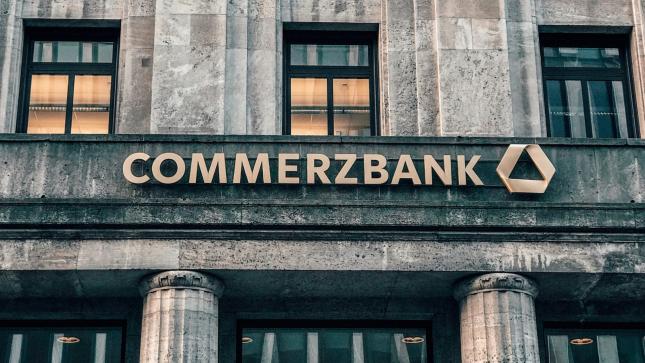 Commerzbank almost doubles its profit - | the share price fluctuates ...