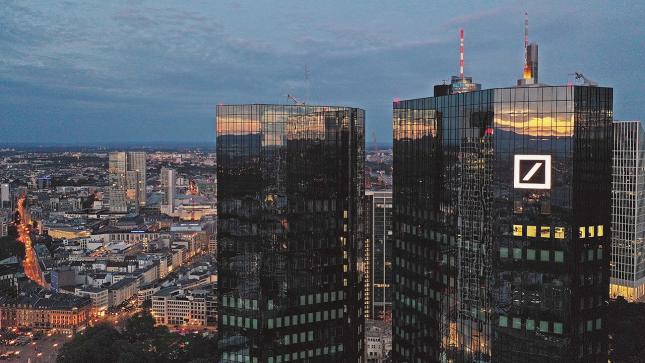 Deutsche Bank-Aktie crasht und zieht den Finanzsektor mit sich – was ist da los?