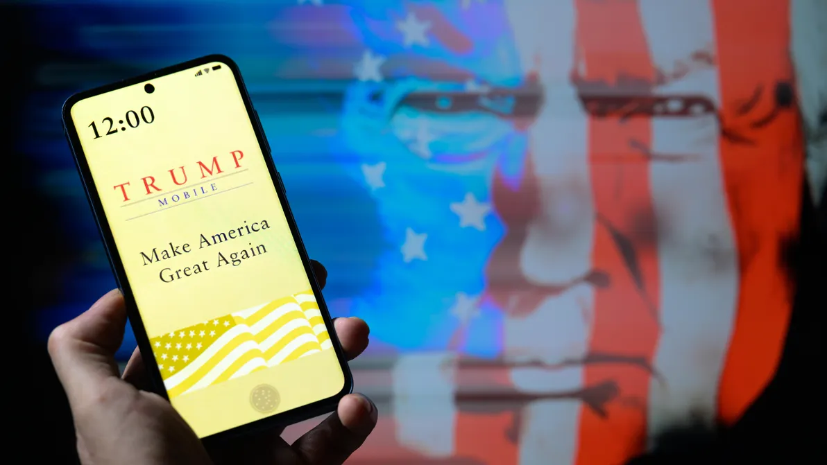Doppelt so teuer - Das goldene Trump-Handy: Große Versprechen, leere Taschen?
