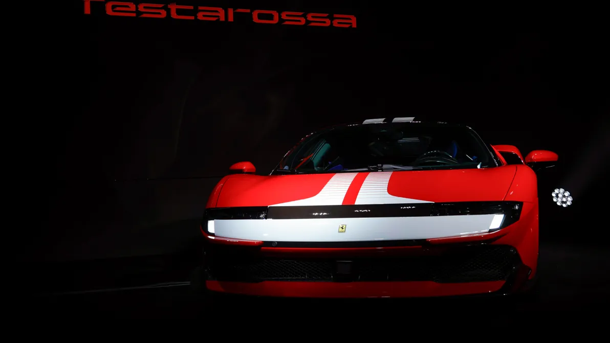 Bald auch elektrisch! - Diese Luxusaktie fährt allen davon!