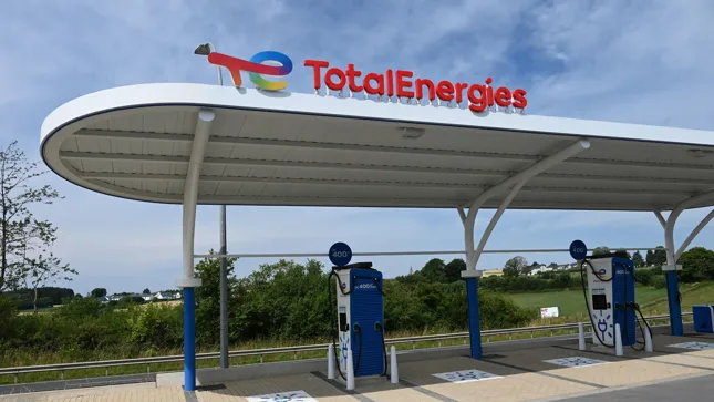 Frankreich greift durch: TotalEnergies vor Gericht: Warum das Unternehmen um seinen Ruf kämpfen muss