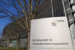 Ein Schild mit der Aufschrift BaFin steht vor der Zentrale der Bundesanstalt für Finanzdienstleistungsaufsicht in Frankfurt am Main.