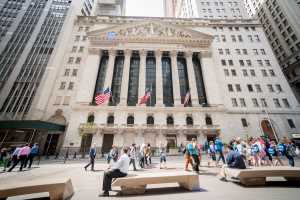 Touristen besichtigen die New York Stock Exchange