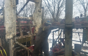 Zefiro crew member at work on a well-plugging rig in Cuyahoga Valley National Park