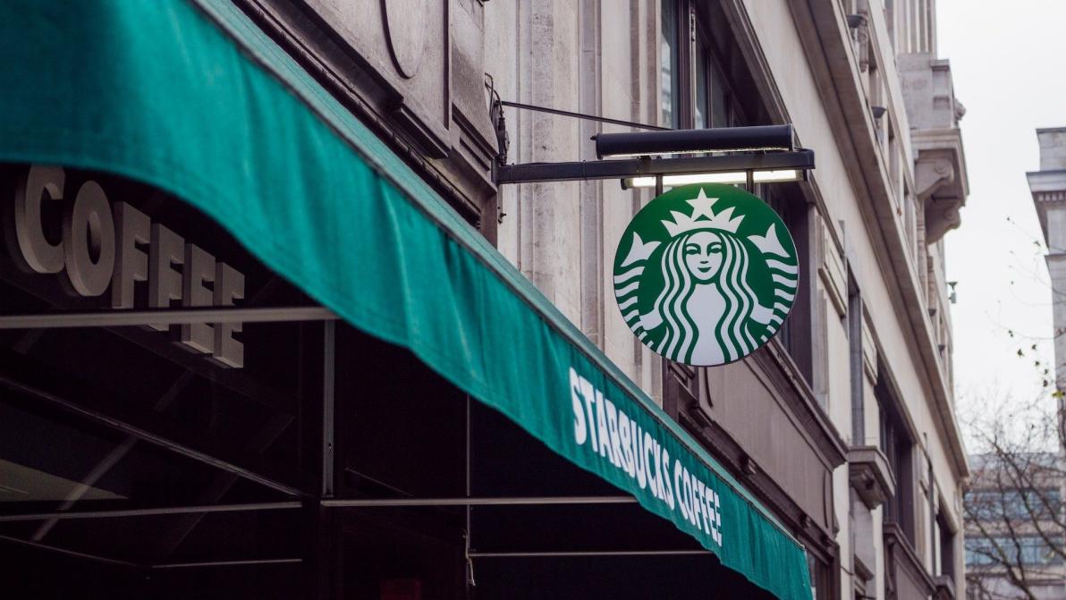 Starbucks-Aktie: Die Kaffeekette stellt sich neu auf – das müssen Investoren wissen!